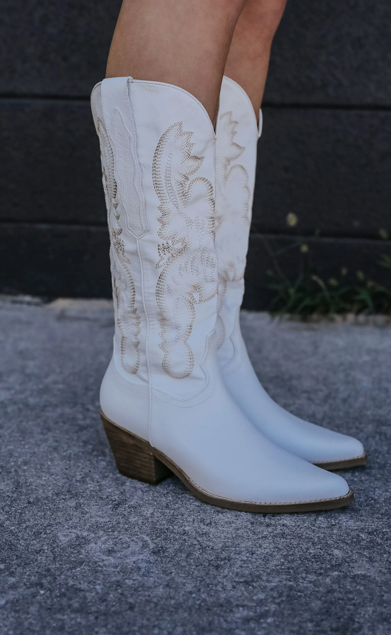 hazel eyes cowboy boots - white