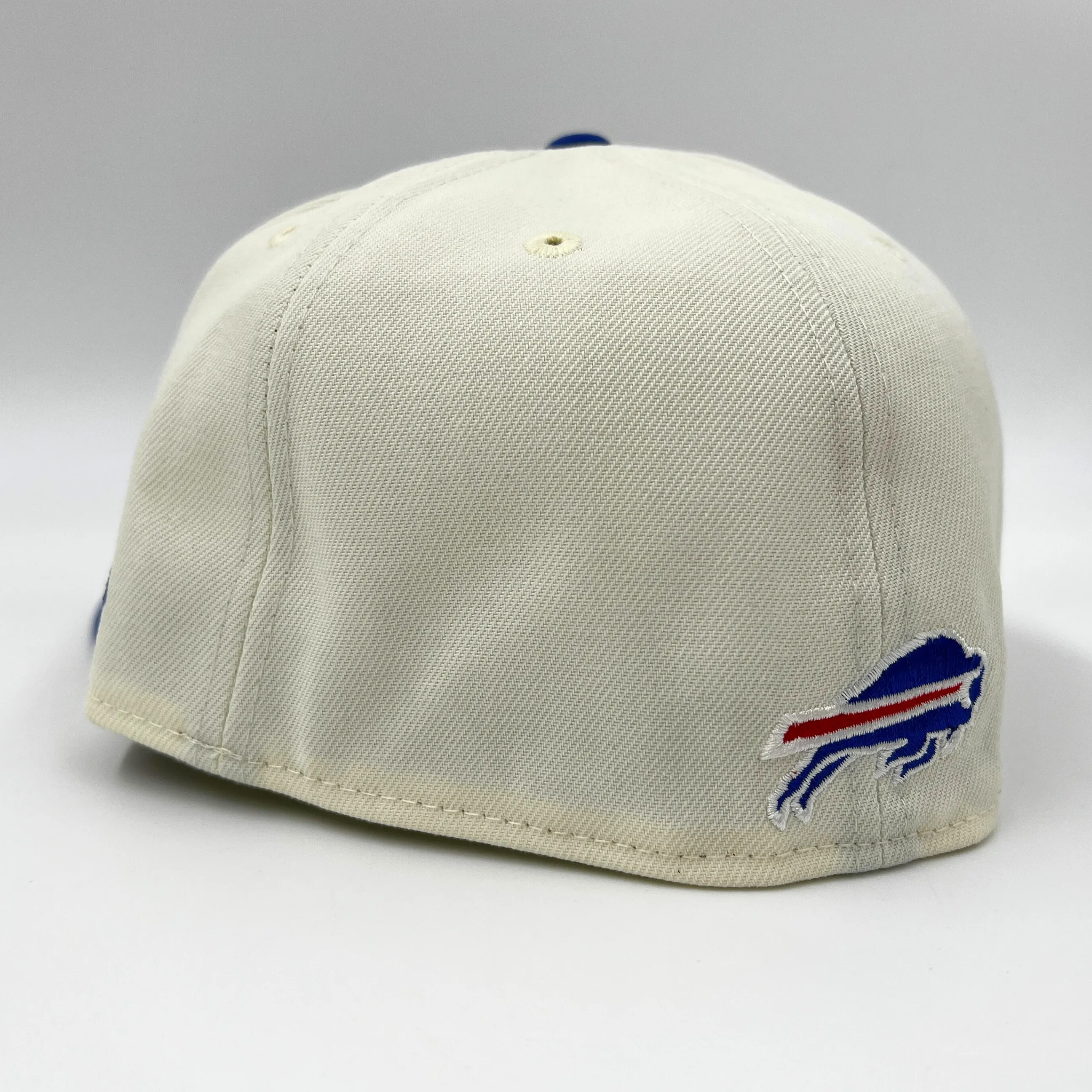 NEW ERA BUFFALO BILLS AFC 2022 SIDELINE CREAM WITH BUFFALO FITTED HAT