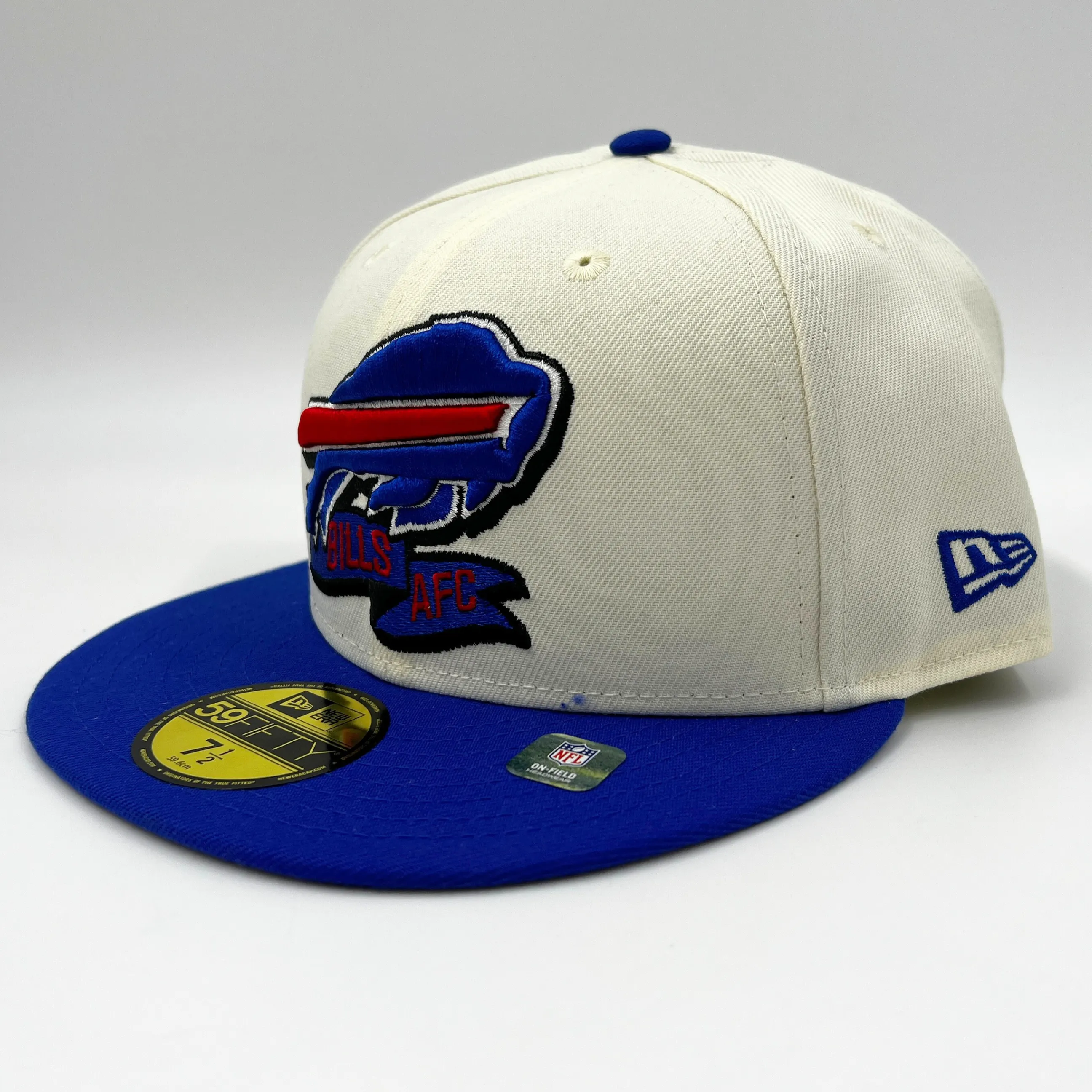 NEW ERA BUFFALO BILLS AFC 2022 SIDELINE CREAM WITH BUFFALO FITTED HAT